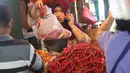 Aktivitas perdagangan cabai di Pasar Senen, Jakarta, Selasa (14/1/2020). Pada musim penghujan tahun ini harga berbagai macam cabai di pasar tersebut  meroket dari hanya Rp20 ribu per kilogram naik hampir mencapai Rp80 ribu. (Liputan6.com/Angga Yuniar)