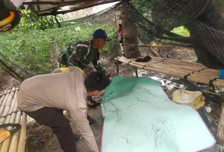 Cuaca ekstrem kembali menelan korban di Kota Batam. Sambaran petir menghantam area kebun di Kelurahan Setokok, Batam, menewaskan seorang petani. (Liputan6.com/Ajang Nurdin)