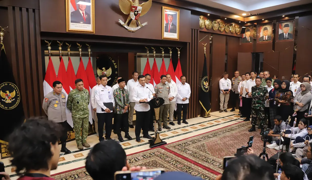 Menteri Koordinator Bidang Politik dan Keamanan (Menko Polkam) Djamari Chaniago didampingi Menteri Kehutanan Raja Juli Antoni,  Menteri Lingkungan Hidup M Jumhur Hidayat dan Kepala Badan Nasional dan Penanggulangan Bencana Letjen TNI Suharyanto saat jumpa pers usai rapat koordinasi (rakor) penanganan kebakaran hutan dan lahan (karhutla) di Jakarta, 10 Agustus 2026. (KLY/Arie Basuki)