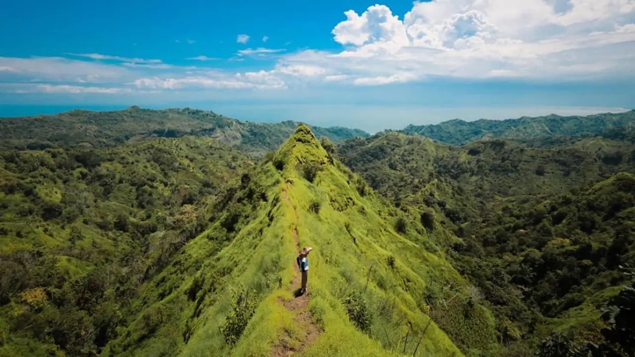 Indahnya pemandangan Gunung Tumpeng di Sukabumi