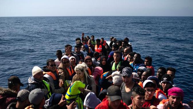 Suasana saat pengungsi dan imigran diselamatkan LSM Proactiva Open Arms Spanyol di utara pantai Libya, Minggu (6/5). (AP Photo/Felipe Dana)