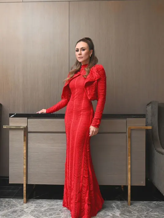 Styling rambut panjang untuk gala look ala Wulan Guritno. Ia menghadirkan tampilan clean dengan high-ponytail dan membuat ikal sisa rambut panjangnya. [Foto: Instagram/wulanguritno]