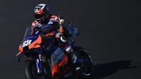 Miguel Oliveira ketika menyabet pole position MotoGP Portugal, Sabtu (21/11/2020). (PATRICIA DE MELO MOREIRA / AFP)