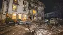 Dalam foto yang disediakan oleh Layanan Darurat Ukraina, petugas pemadam kebakaran memeriksa lokasi serangan rudal Rusia yang menghantam sebuah hotel di Kharkiv, Ukraina, Rabu (10/1/2024). Dua rudal Rusia menghantam hotel tersebut dan melukai 11 orang. (Ukrainian Emergency Service via AP)