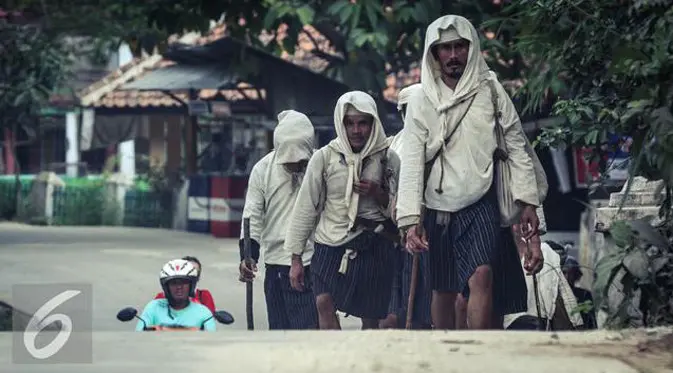 Ribuan warga Baduy berjalan kaki memadati jalan-jalan utama di Kabupaten Lebak, Banten, Jumat (28/4) untuk merayakan tradisi Seba Baduy.