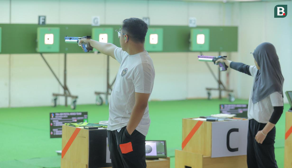Kali ini, prestasi gemilang dipersembahkan oleh duet M. Iqbal Raia Prabowo dan Arista Perdana Putri Darmoyo dari nomor Shooting 10 meter Air Pistol Mixed Team. (Bola.com/Bagaskara Lazuardi)
