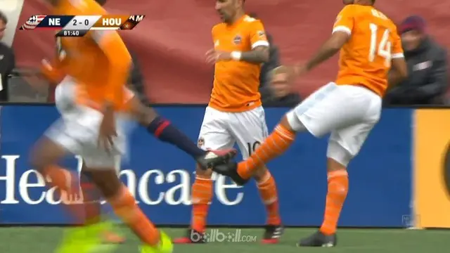 Gelandang Houston Dynamo, Alex terlibat insiden tali sepatu dengan penggawa New England Revolution.