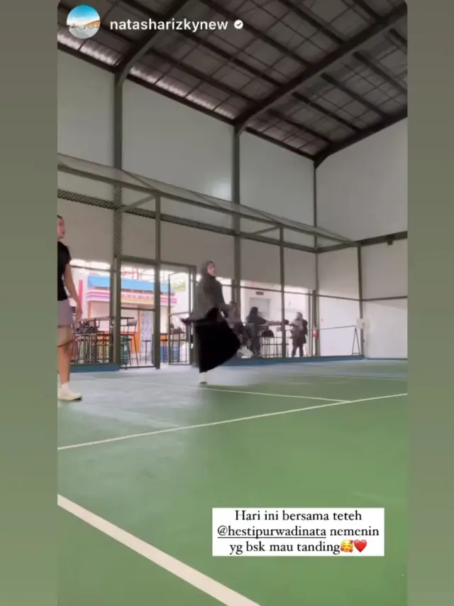 Natasha Rizky syari saat latihan badminton