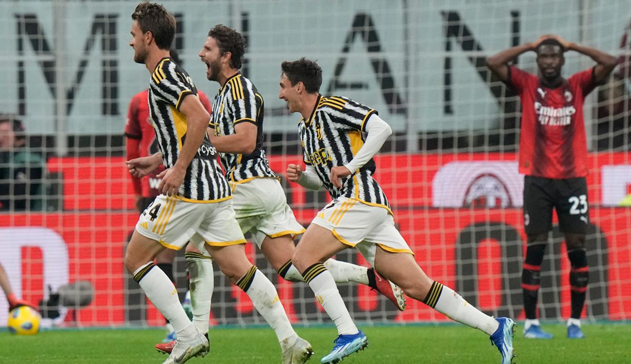 Pada menit ke-63, Locatelli sukses membuat Juve unggul. Ia melepas tembakan jarak jauh. Bola berbelok arah usai membentur Krunic. Milan 0-1 Juventus. (AP Photo/Luca Bruno)