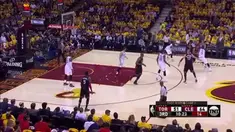 LeBron James mencetak 35 poin, 10 rebounds, dan 4 assists untuk membawa Cavaliers meraih kemenangan atas Raptors pada gim pertama.
