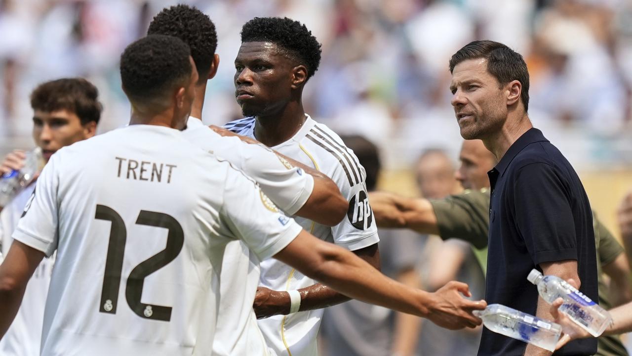 <p>Pelatih Real Madrid, Xabi Alonso, berbicara dengan para pemainnya dalam pertandingan Grup H Piala Dunia Antarklub antara Real Madrid dan Al Hilal di Miami Gardens, Florida, Rabu, 18 Juni 2025. (AP Photo/Rebecca Blackwell)</p>