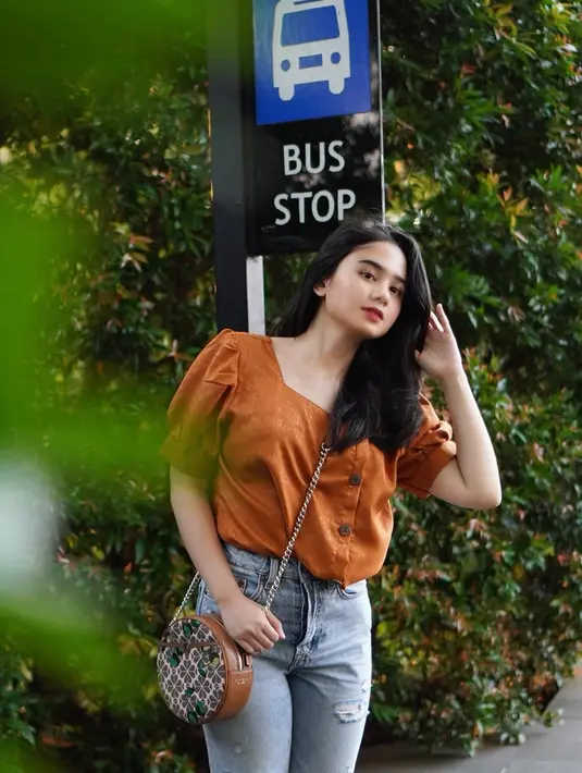 Melansir Kapanlagi.com, Tissa Biani menceritakan dua kegiatan yang dilakukannya selama lebih sering berada di rumah. Menulis buku dan cover lagu, dua hal yang sering dilakukannya untuk mengusir kebosanan. (Instagram/tissabiani)