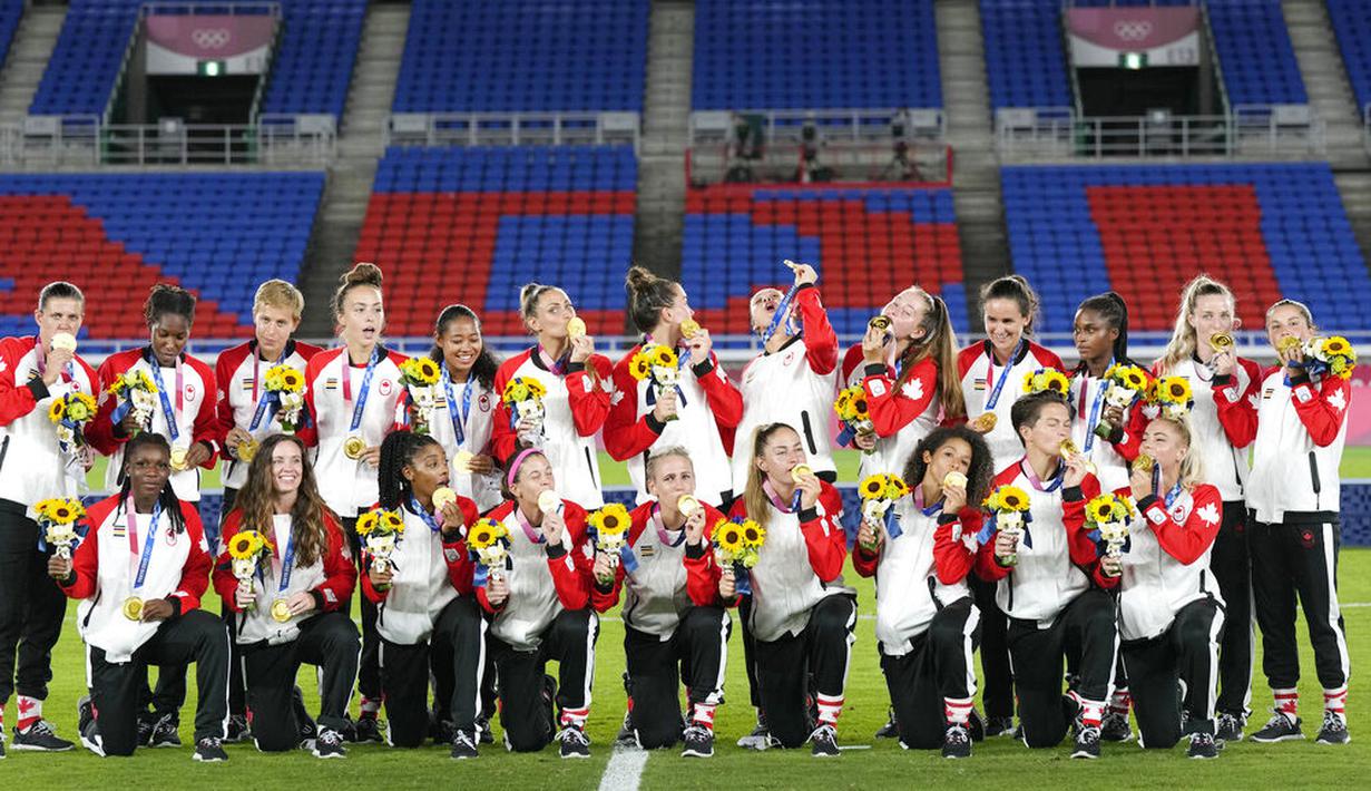 Dengan kemenangannya di ajang Olimpiade Tokyo 2020, ini menjadi medali emas pertama yang berhasil diraih tim sepak bola putri Kanada sepanjang sejarah Olimpiade.  (Foto: AP/Andre Penner)