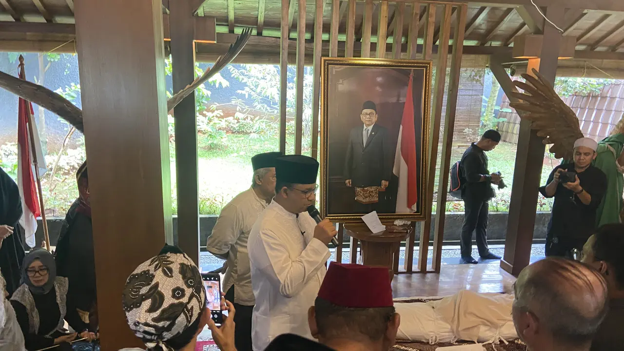 Mantan Gubernur DKI Jakarta Anies Baswedan melayat ke rumah duka mantan Wakil Ketua DPRD DKI Jakarta M Taufik, Kamis (4/3/2023).