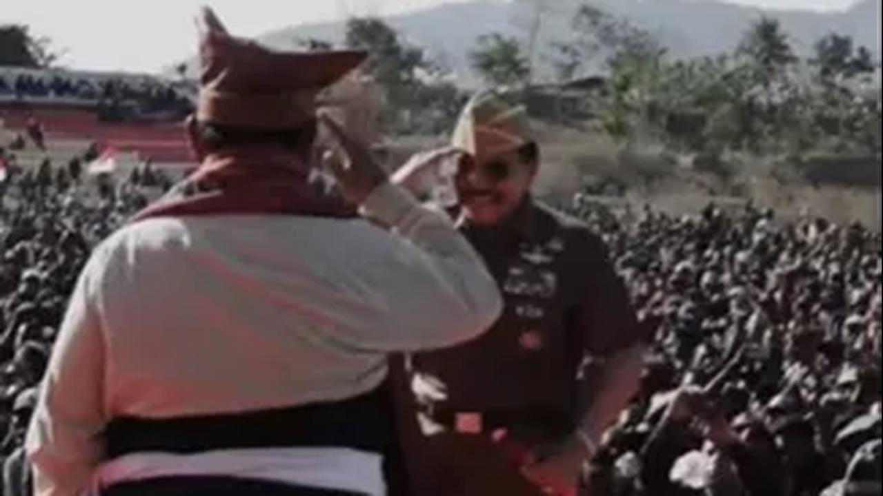 Prabowo & A.M.Hendropriyono Saling Lempar Hormat