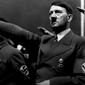 Adolf Hitler memberikan salam Nazi (AFP Photo)