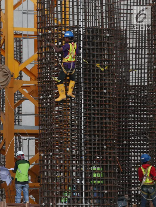 Pekerja menyelesaikan proyek pembangunan gedung dan jalan di Jakarta, Sabtu (10/11). Bimbingan dari Kementerian PUPR meliputi teknis SMK3, Manajemen Konstruksi (MK), dan Administrasi Kontrak (AK). (Merdeka.com/Imam Buhori)