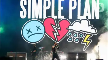 Kelompok musik pop-punk asal Kanada, Simple Plan beraksi di atas panggung Everblast Festival 2023 di Gambir Expo, Kemayoran, Jakarta Pusat, Sabtu (4/3/2023). Simple Plan membuka tur konser The Harder It Looks Tour Southeast Asia mereka dengan tampil di Everblast Festival 2023. (Liputan6.com/Herman Zakharia)