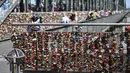 Kunci cinta Köln digantung di sebuah jembatan di Cologne, Jerman, Rabu, (5/8/2020). Sebagai bukti cinta mereka, puluhan ribu pasangan telah memasang gembok selama bertahun-tahun ke pagar di Jembatan Hohenzollern sebelum melemparkan kunci ke dalam Sungai Rhein di bawah. (AP Photo/ Martin Meissner)