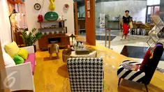 Pengunjung melintas didepan stan desain interior pada ajang Perfect Home Young Interior Desainer Award di JCC, Jakarta, Minggu (22/11).Kegiatan tersebut terdiri dari empat kategori perlombaan. (Liputan6.com/Fery Pradolo)