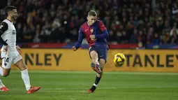 Pemain Barcelona, Fermin Lopez mencetak gol ke gawang Valencia pada laga lanjutan Liga Spanyol 2024/2025 di Estadi Olimpic Lluis Companys, Barcelona, Spanyol, Senin (27/01/2025) dini hari WIB. (AP Photo/Joan Monfort)