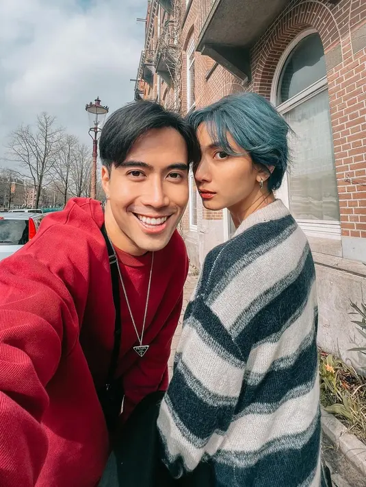 Singgah di Amsterdam, keduanya kompak mengenakan sweater [@vidialdiano]