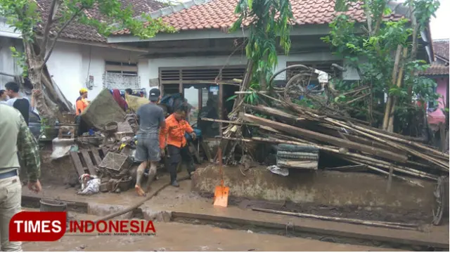 Pasangan Renta Korban Banjir Banyuwangi
