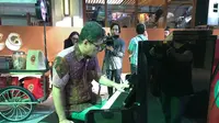 Ananda Sukarlan menampilkan kemampuan Yamaha TransAcoustic Piano dengan memainkan lagu Rapsodia Nusantara.