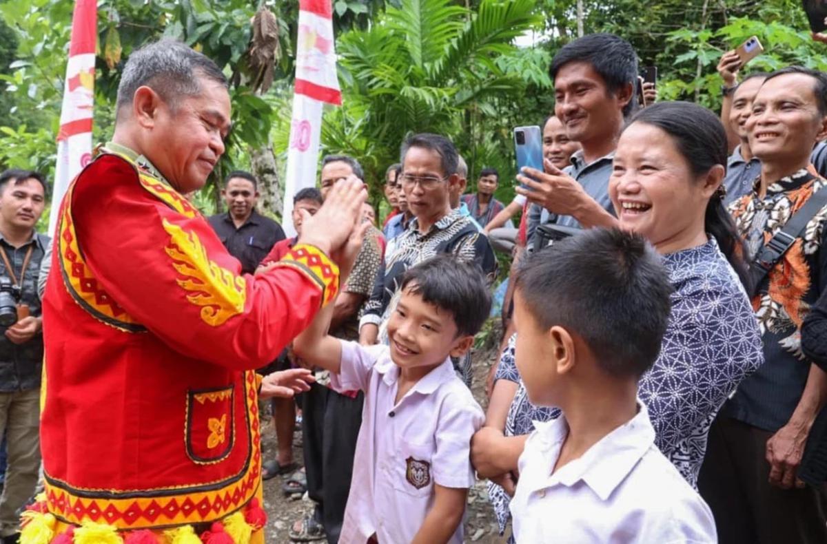 FOTO: Kasad  Maruli Resmikan Jembatan Bailey Penghubung Desa di Nias Selatan