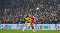 Pemain Fenerbahce, Youssef En-Nesyri (kiri) berebut bola dengan pemain Galatasaray, Abdulkerim Bardakci dalam laga lanjutan Liga Super Turki 2025/2026 antara Fenerbahce melawan Galatasaray di Chobani Stadium, Istanbul, Turki, Senin (01/12/2025) waktu setempat. (AP Photo/Khalil Hamra)