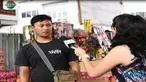 Menjelang pergantian tahun 2018 banyak warga mulai berburu kembang api  dan terompet