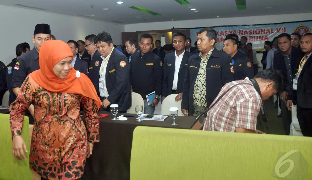  Menteri Sosial Khofifah Indar Parawansyah saat tiba di Temu Karya Nasional VII Karang Taruna di Jakarta, Rabu (20/5/2015). Pemerintah menargetkan menurunkan kemiskinan yang saat ini 10,96 persen menjadi 7 persen. (Liputan6.com/Helmi Afandi) 