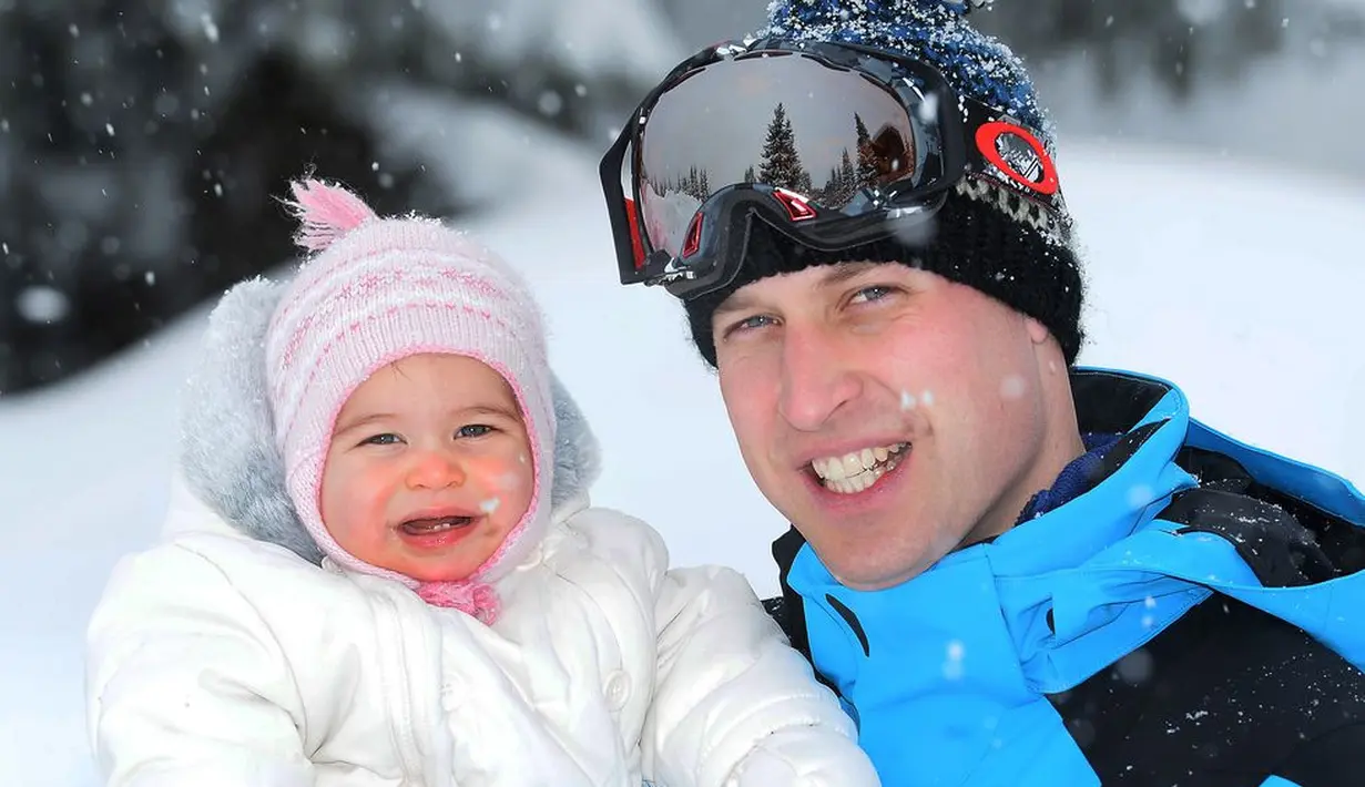 Princess Charlotte main salju bareng Prince William! Foto ini diambil saat mereka main ski di Perancis pada tahun 2016. (Cosmopolitan)
