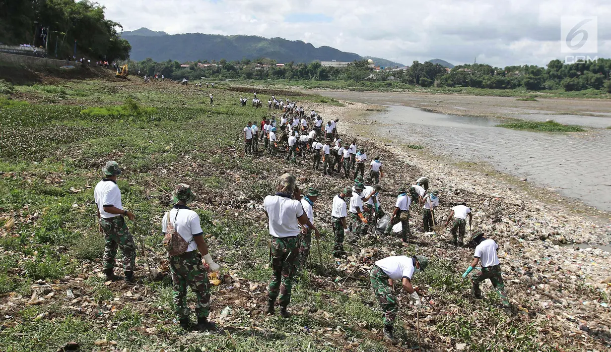 Personel TNI AL mengumpulkan sampah di sungai Citarum, Desa Warung Pulus, Bandung Barat, Jawa Barat, Minggu (17/12). Memperingati HUT TNI AL ke 72, melaksanakan operasi bakti TNI AL dengan menggelar acara "Bebersih Citarum". (Liputan6.com/Herman Zakharia)