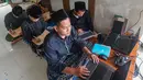 Menggunakan tradisi khas pesantren dalam mengkaji kitab kuning, di mana santri menyimak penjelasan guru untuk memahami makna mendalam dari teks Arab gundul. Tampak dalam foto, para santri saat mengikuti kegiatan belajar mengajar kajian kitab kuning Ayyuhal Walad di Pondok Pesantren (Ponpes) Sirajussa’ Adah di Limo, Depok, Jawa Barat, Kamis (26/2/2026). (merdeka.com/Arie Basuki)