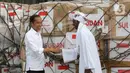 Presiden Joko Widodo meninjau bantuan kemanusiaan yang akan dikirim ke Palestina dan Sudan di Pangkalan TNI AU Halim Perdanakusuma, Jakarta, Rabu (3/4/2024). (Liputan6.com/Herman Zakharia)