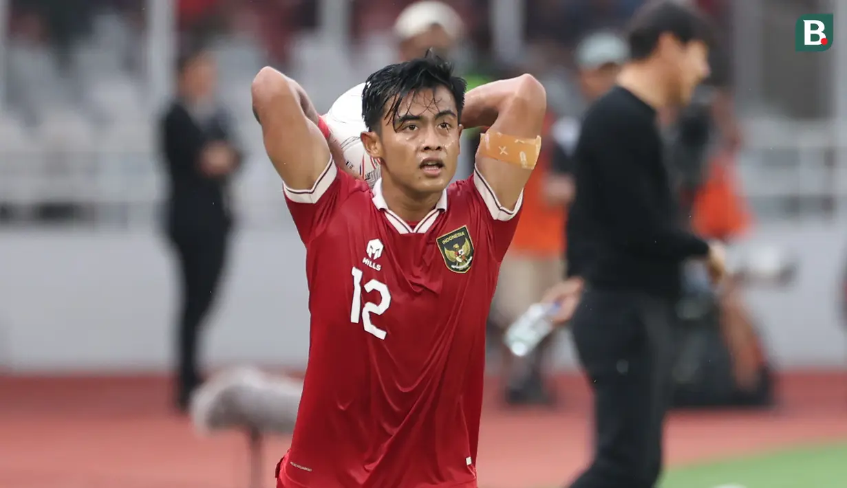 <p>Pemain Timnas Indonesia, Pratama Arhan bersiap melakukan lemparan ke dalam saat menghadapi Thailand dalam laga matchday ketiga Grup A Piala AFF 2022 di Stadion Utama Gelora Bung Karno, Senayan, Jakarta, Kamis (29/12/2022) sore WIB. (Bola.com/Abdul Aziz)</p>