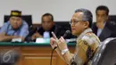 Mantan Ketua PTUN Medan, Tripeni Irianto Putro memberikan pernyataan dalam sidang lanjutan dugaan suap hakim dan panitera PTUN Medan dengan terdakwa Syamsir Yusfan di Pengadilan Tipikor Jakarta, Kamis (1/10/2015). (Liputan6.com/Helmi Fithriansyah)