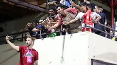 Pemain baru Persija Jakarta, Marko Simic berswafoto dengan penonton pada laga uji coba melawan Rans Nusantara di Stadion PTIK, Jakarta, Rabu (21/06/2023). Simic dikontrak oleh Macan Kemayoran selama dua musim. (Bola.com/M Iqbal Ichsan)