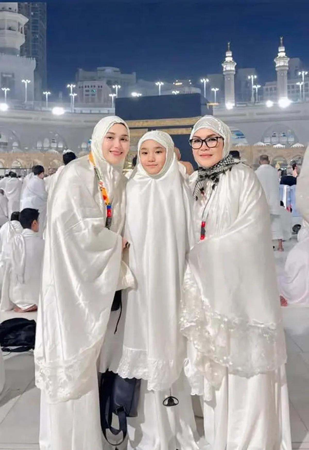 Seragam Umrah Ayu Ting Ting Sekeluarga Ternyata Rancangan Desainer Indonesia