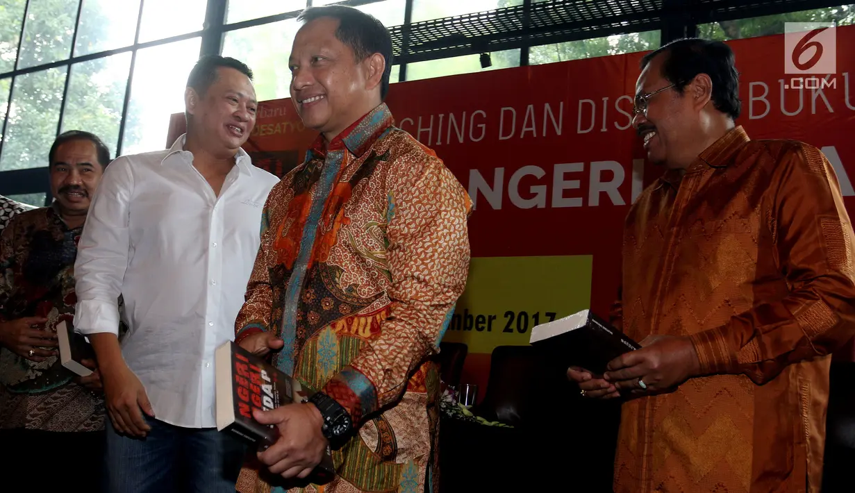 Politikus Partai Golkar Bambang Soesatyo (kedua kiri) bersama Jaksa Agung HM Prasetyo (kanan), Kapolri Jenderal Pol Tito Karnavian (kedua kanan), saat peluncuran buku ke-13 berjudul Ngeri-Ngeri Sedap di Jakarta, Minggu (10/9). (Liputan6.com/Johan Tallo)