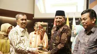Bupati Siak Alfedri menerima penghargaan Predikat Kabupaten Dengan Pembangunan Daerah Terbaik se-Riau dari Gubernur Riau Syamsuar.