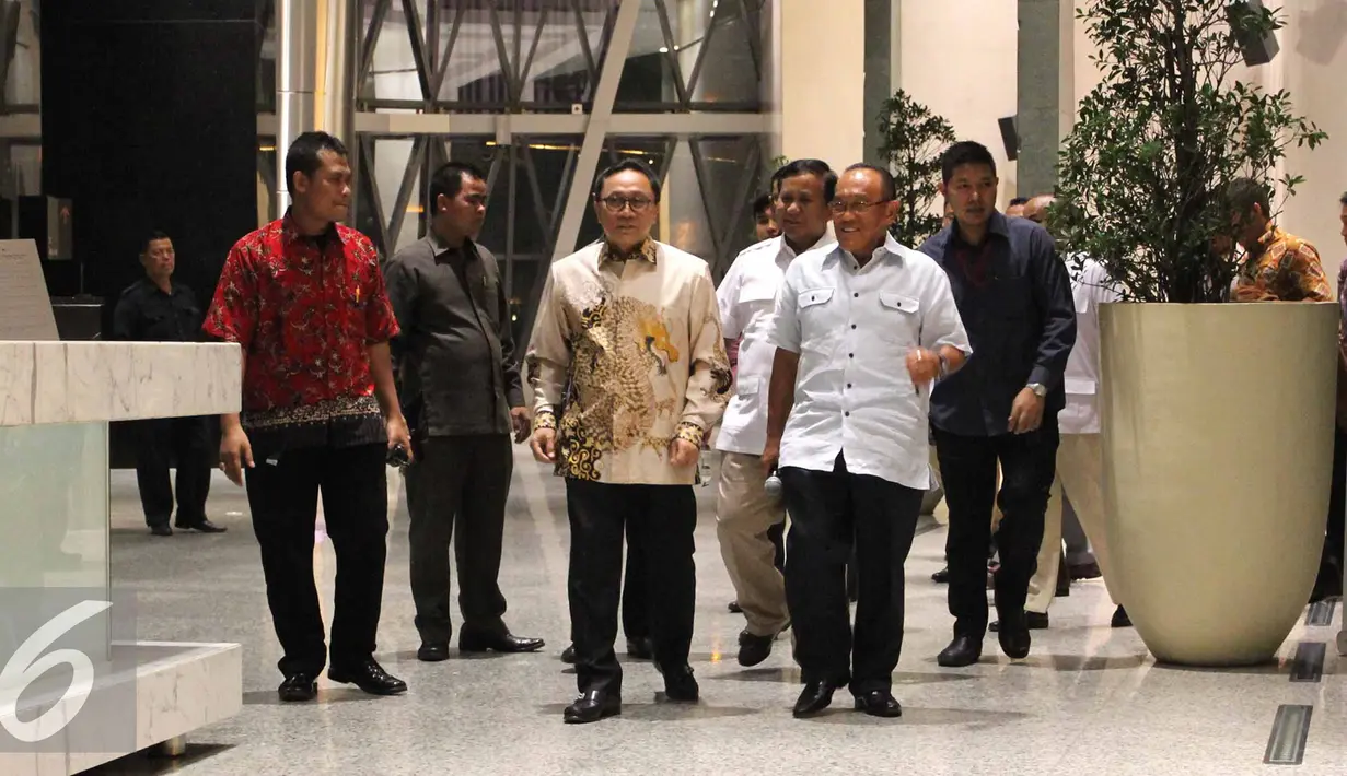 Para pejabat Koalisai Merah Putih (KMP) usai melakukan pertemuan tertutup, Jakarta, Kamis (3/9/2015). Zulkifli Hasan menjelaskan bergabungnya PAN dengan Pemerintah untuk memperbaiki situasi ekonomi Indonesia saat ini. (Liputan6.com/Helmi Afandi)