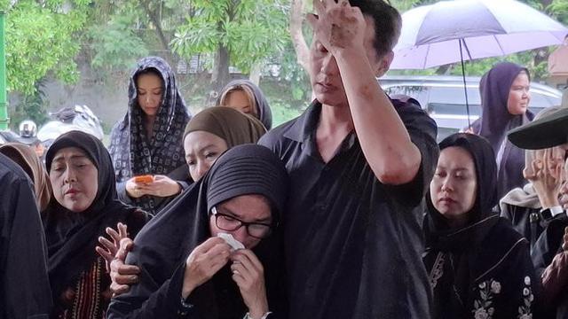 Pemakaman Ibu Ussy Sulistiawaty