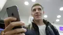 Pelanggan memegang iPhone 6 yang baru dirilis di sejumlah kota besar di Rusia, Jumat, (26/9/2014). (REUTERS/Maxim Shemetov)