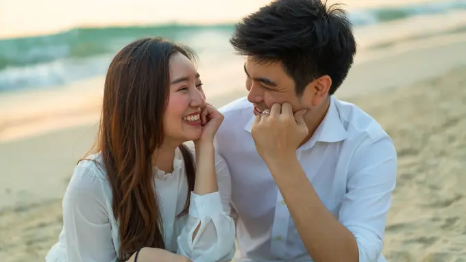 couple agustus pasangan realistis