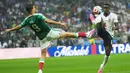 Pemain Meksiko Raul Jimenez  berebut bola dengan pemain Marc Guehi selama pertandingan sepak bola babak 16 besar Piala Dunia antara Meksiko dan Inggris di Mexico City, Minggu, 5 Juli 2026. (AP Photo/Moises Castillo)