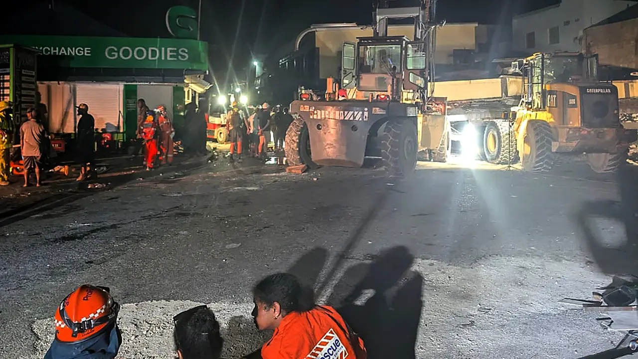 Kerahkan Alat Berat, Tim Penyelamat Terus Cari Korban Gempa Vanuatu
