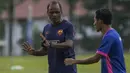 Pelatih Selangor FA, Pachaiappan Maniam, memberi instruksi kepada Evan Dimas saat latihan di Lapangan SUK, Selangor, Sabtu (3/2/2018). Selangor FA bersiap jelang laga perdana Liga Super Malaysia melawan Kuala Lumpur FA. (Bola.com/Vitalis Yogi Trisna)