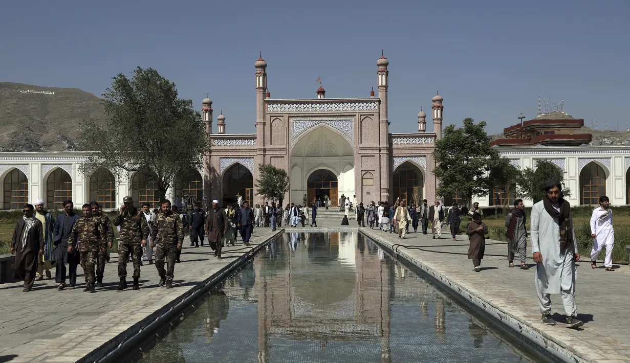 Umat Muslim meninggalkan masjid usai sholat Idul Fitri di Kabul, Afghanistan, Kamis (13/5/2021). Umat muslim seluruh dunia merayakan Hari Raya Idul Fitri yang sekaligus menandai berakhirnya bulan suci Ramadhan. (AP Photo/Rahmat Gul)